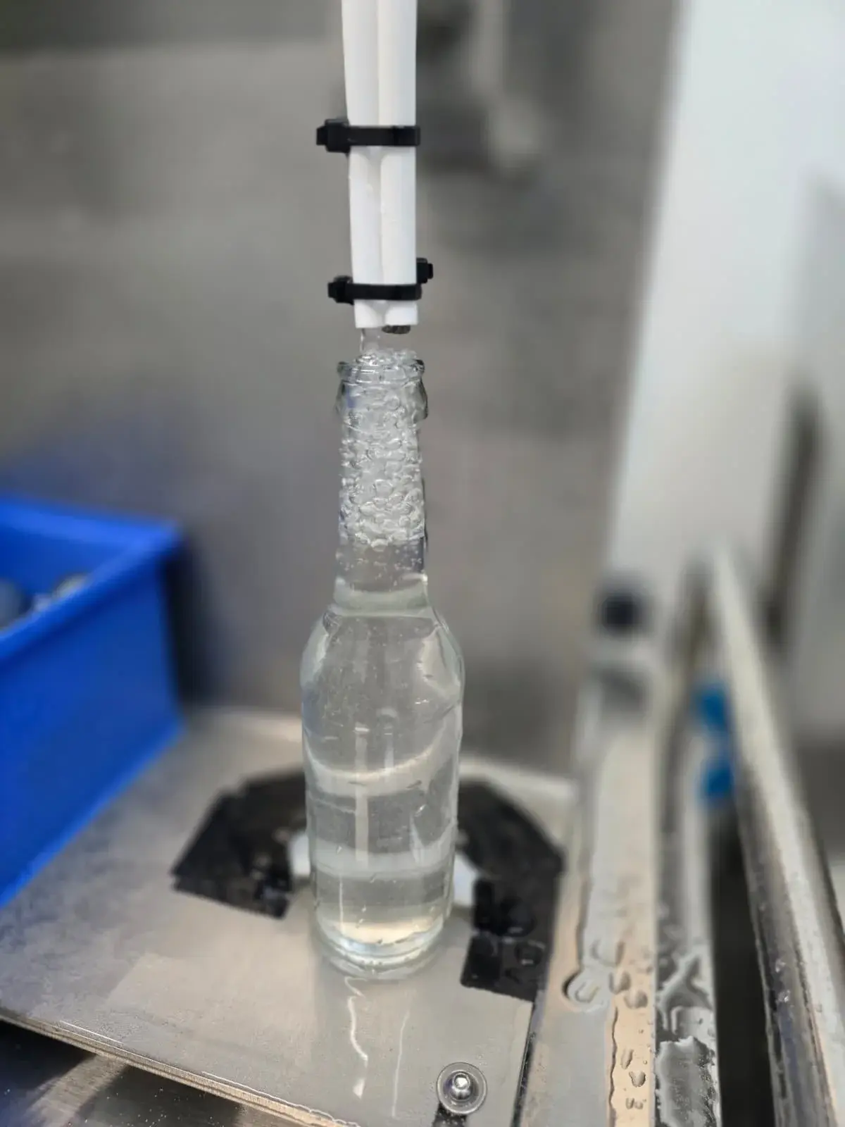 AWAKE-Flasche während der Abfüllung