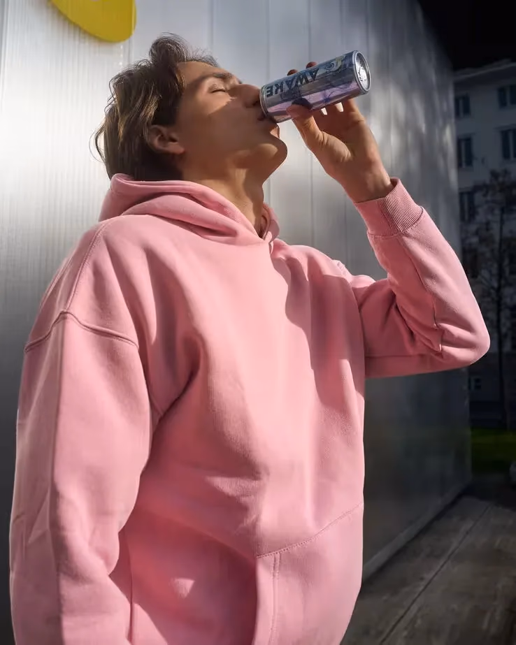 Frau trinkt Wasserstoffwasser für Wohlbefinden