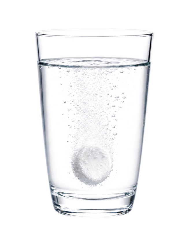 Wasserstofftablette löst sich im Glas auf und hinterlässt Magnesiumhydroxid-Rückstand